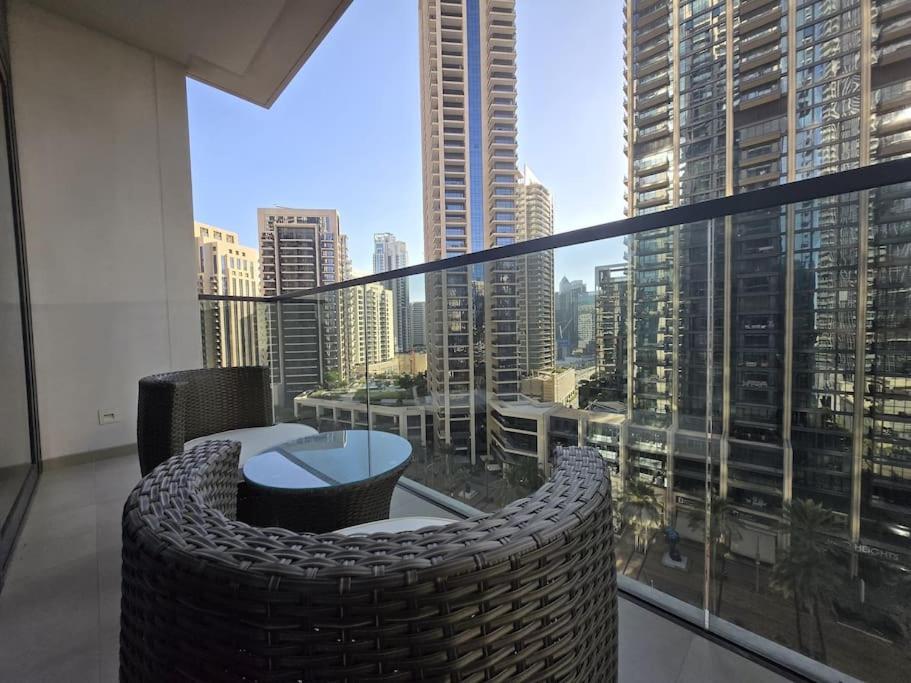 Luxury 1Br Burj Khalifa View Walk To Dubai Mal Apartment Exterior photo